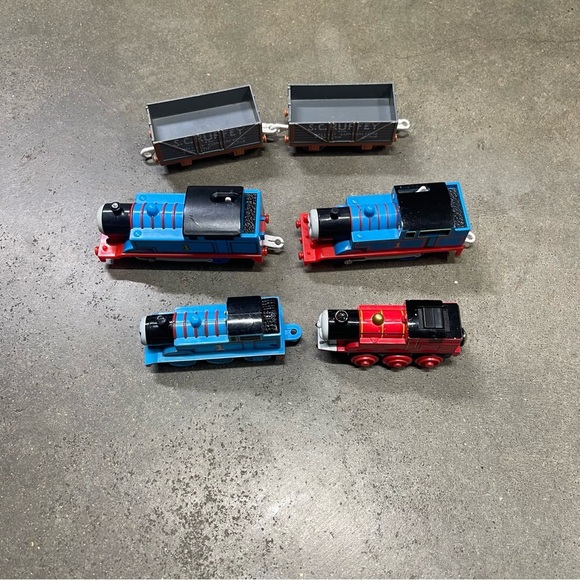 Thomas & Friends TOMY Train Lot – Thomas, James, Scruffey Cars – Trackmaster - Picture 2 of 7